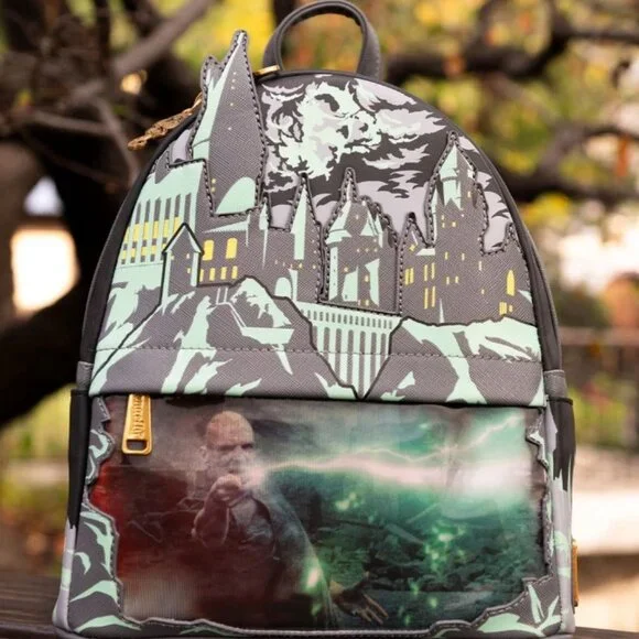 EXCLLUSIVE Loungefly Harry Potter Glow in the Dark Battle of Hogwarts Lenticular - Picture 3 of 12
